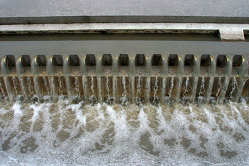 Klaeranlage  Wasserablauf am Vorklaerbecken