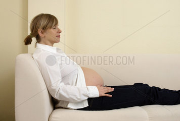 Schwangere  attraktive  moderne  junge Frau