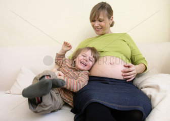 Schwangere  moderne  junge Mutter