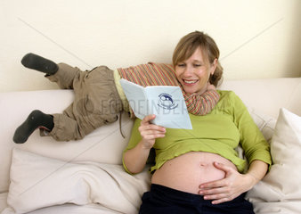 Schwangere  moderne  junge Mutter
