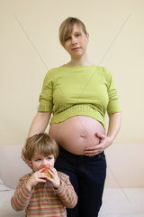 Schwangere  attraktive  moderne  junge Mutter