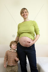 Schwangere  attraktive  moderne  junge Mutter