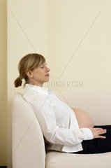Schwangere  attraktive  moderne  junge Frau