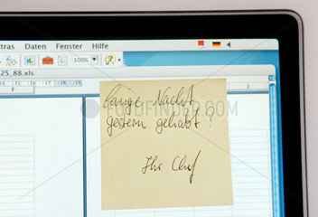Berlin  ein Notizzettel am PC-Bildschirm