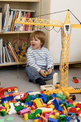 Ein Junge spielt im Kinderzimmer