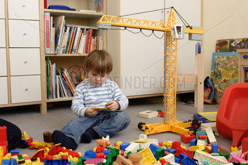 Ein Junge spielt im Kinderzimmer