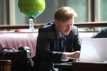 Berlin  Deutschland  ein Mann arbeitet an seinem Laptop