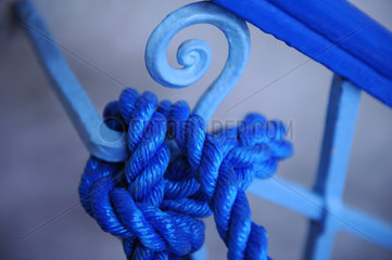 Berlin  Deutschland  blaues verknotetes Seil an einem alten Treppengelaender