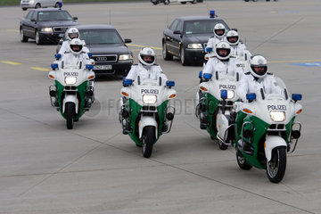 Polizisten sichern den Abflug von Papst Benedikt XVI.