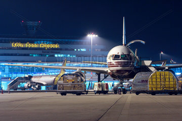Nachtschicht am Koeln Bonn Airport  DHL Frachtflugzeug