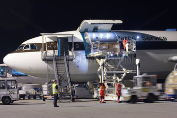 Nachtschicht am Koeln Bonn Airport  UPS Frachtflugzeug