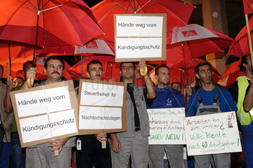 Ford Koeln  Arbeiter demonstrieren fuer steuerfreie Nachtzuschlaege