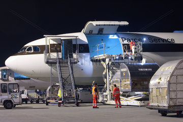 Nachtschicht am Koeln Bonn Airport  UPS Frachtflugzeug