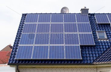 Velten  Deutschland  Solaranlage auf dem Dach eines Einfamilienhauses