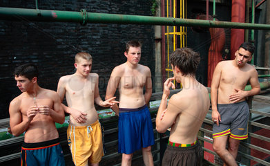 Essen  Jugendliche im Werksschwimmbad Kokerei Zollverein
