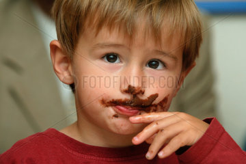 Junge mit Schokoladen-Schnute