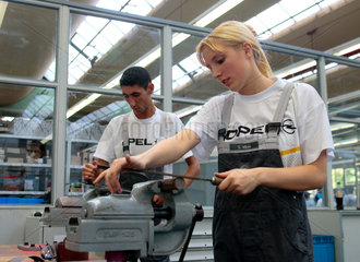 Opel Werk Bochum  Auszubildende in der Lehrwerkstatt