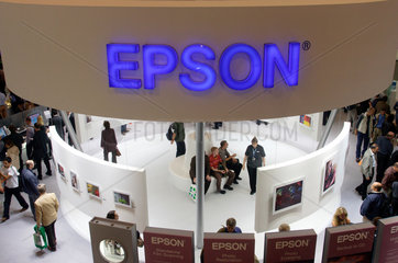 Koeln  Photokina  Besucher am EPSON-Messestand
