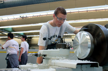 Opel Werk Bochum  Auszubildende in der Lehrwerkstatt