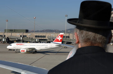 Ein Besucher auf dem Flughafen Zuerich (Schweiz)