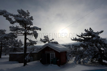 Saelen  Schweden  Winterlandschaft mit eingeschneiter Holzhuette