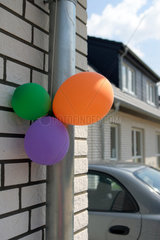 Neubausiedlung  Luftballons zeigen den Weg zum Fest