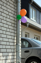 Neubausiedlung  Luftballons zeigen den Weg zum Fest