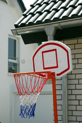 Basketballkorb am Haus in einer Neubausiedlung