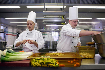 Auszubildende zur Koechin und zum Koch bei HENKEL in Duesseldorf