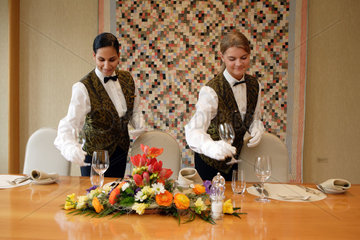Auszubildende zu Restaurantfachfrauen bei HENKEL in Duesseldorf