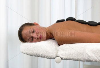 Wellnessbehandlung  Hot Stone Massage