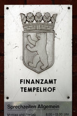Schild des Finanzamts Tempelhof
