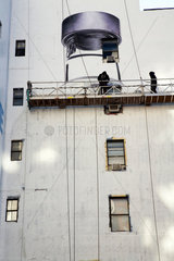 New York City  USA  Maler malen eine Werbeanzeige an eine Hauswand