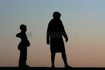 Silhouette einer Mutter mit Kind
