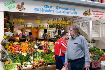 Berlin  Deutschland  Obst- und Gemuesestand in der Marheinekehalle