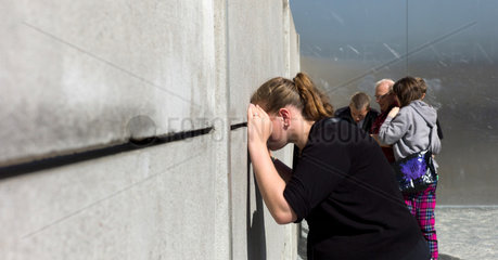 Berlin  Deutschland  Besucher an der Gedenkstaette Berliner Mauer in der Bernauer Strasse