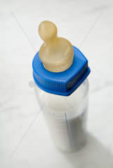 Hamburg  Nuckelflasche mit Milch gefuellt