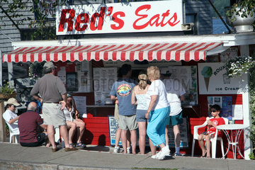Kennebunkport  USA  Kunden warten vor dem Eis-Laden REDS EATS