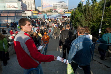 Warschau  Polen  Student verteilt Handzettel an Passanten