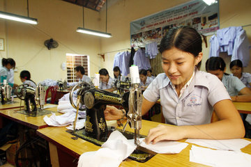 Vietnam  Naeherinnen arbeiten im Akkord