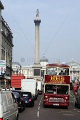 London  Strassenverkehr am Trafalgar Square