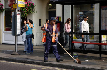 London  Strassenkehrer an einer Bushaltestelle