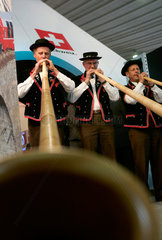 Schweizer Alphornblaeser auf der Messe Railtec
