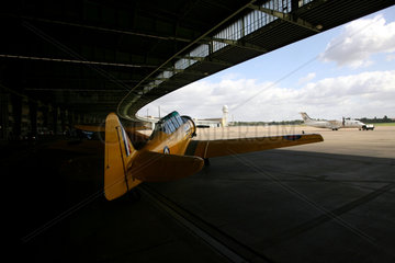 Berlin  Flugzeug im Hangar  Flughafen Tempelhof