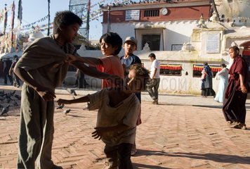 Strassenkinder an der Boudhanath Stupa (Nepal)