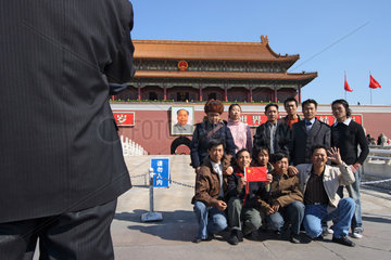 Peking  chinesische Touristen vor Tiananmen-Tor