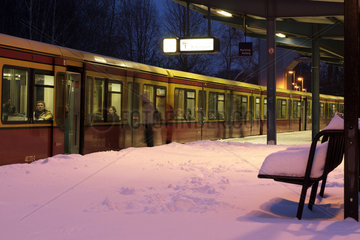 Berlin  Deutschland  S-Bahn steht in einen S-Bahnhof im Winter