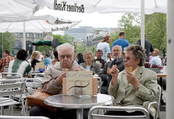 Berlin  Seniorenpaar im Strassencafe am Kurfuerstendamm