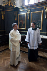 Krakau  Polen  Priester auf dem Weg zur Messe unterhalten sich in der Sakristei
