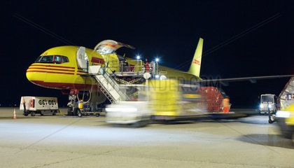 Nachtschicht am Koeln Bonn Airport  DHL Frachtflugzeug